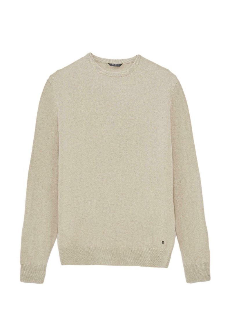 Jasno beżowy sweter z okrągłym dekoltem, o dzianinowej strukturze, z długimi rękawami, ściągaczami przy mankietach i dolnym końcu, małe logo marki blisko dolnego hemu.