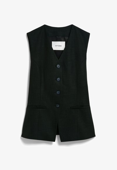Gilet sans manches vert foncé avec un col en V, cinq boutons noirs et deux poches avant. Texture lisse avec une silhouette structurée.