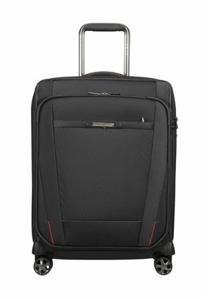 Valise souple noire avec poignée télescopique, poche avant zippée et quatre roues pivotantes.