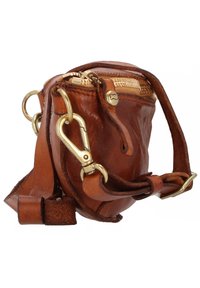 Borsa a tracolla in pelle marrone con superficie testurizzata, hardware dorato, chiusura con zip e tracolla regolabile. Presenta due punti di attacco.