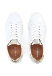 Baskets en cuir blanc avec des lacets plats, présentant un accent doré sur le talon, et une semelle intérieure marron avec le logo "SCHMOOVE". Design à bout rond.