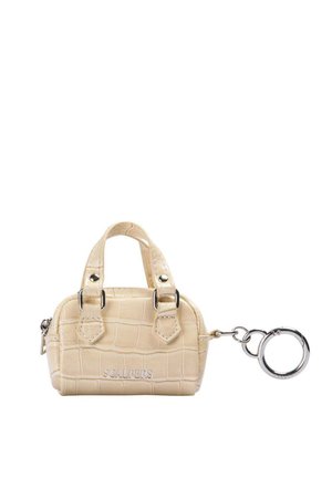 Llavero de mini bolso beige con textura de cocodrilo, asas dobles, cremallera plateada y anilla metálica en un lateral.
