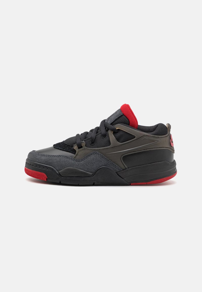 Sneaker con una toma superiore in materiale sintetico nero, dettagli in suede grigio e particolari rossi. Presenta una suola testurizzata e lacci neri. Design a collo basso.
