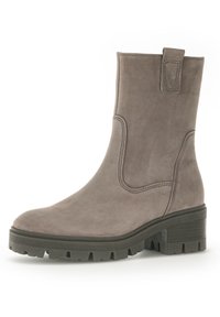 Stivale alla caviglia in suede grigio con suola in gomma nera spessa, dettagli cuciti e una linguetta sul retro per una vestibilità più facile.