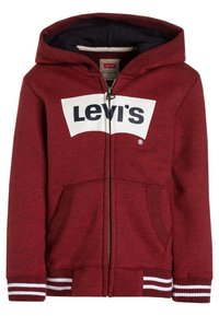 Roter Reißverschluss-Hoodie aus Fleece mit einem gro�ßen weißen Levi's-Logo auf der Vorderseite. Hat eine gefütterte Kapuze, Fronttaschen und gestreifte Rippbündchen.