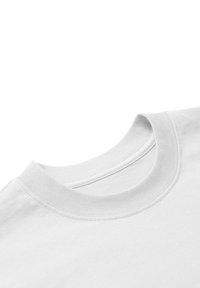 Camiseta de algodón blanca con un cuello redondo ribeteado, costuras visibles y una textura suave, inclinada para mostrar su diseño.