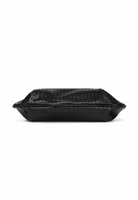 Musta kudottu nahkainen suorakulmainen clutch-laukku makaa tasaisesti valkoisella pinnalla, osoittaen pohja- ja sivureunat.