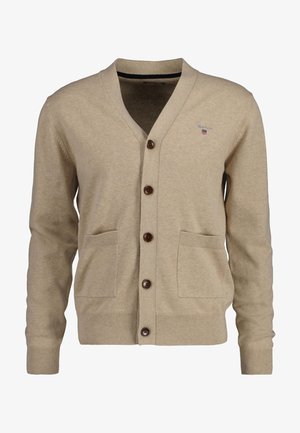 Beiger Strickcardigan mit Knopfleiste, V-Ausschnitt, zwei Fronttaschen, gerippten Bündchen und Saum sowie kleinem gesticktem Logo auf der linken Brust.