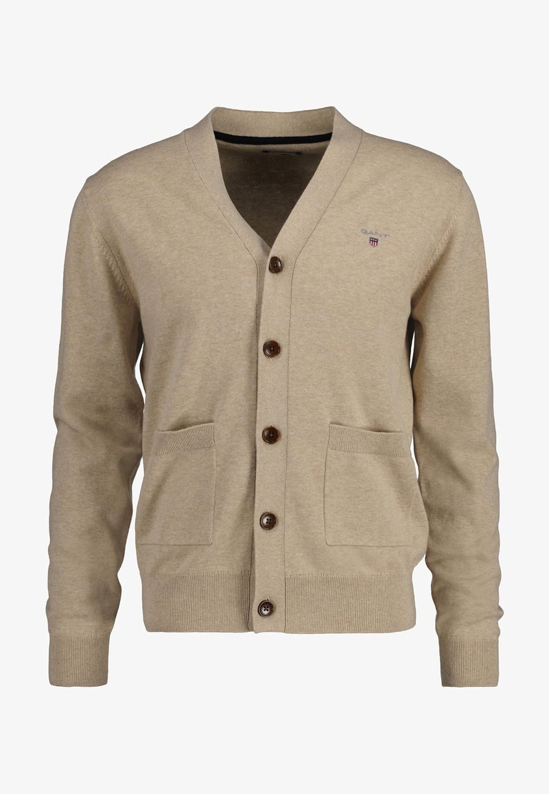 Cardigan beige boutonné avec col en V, deux poches avant, poignets et ourlet côtelés, et petit logo brodé sur la poitrine gauche.