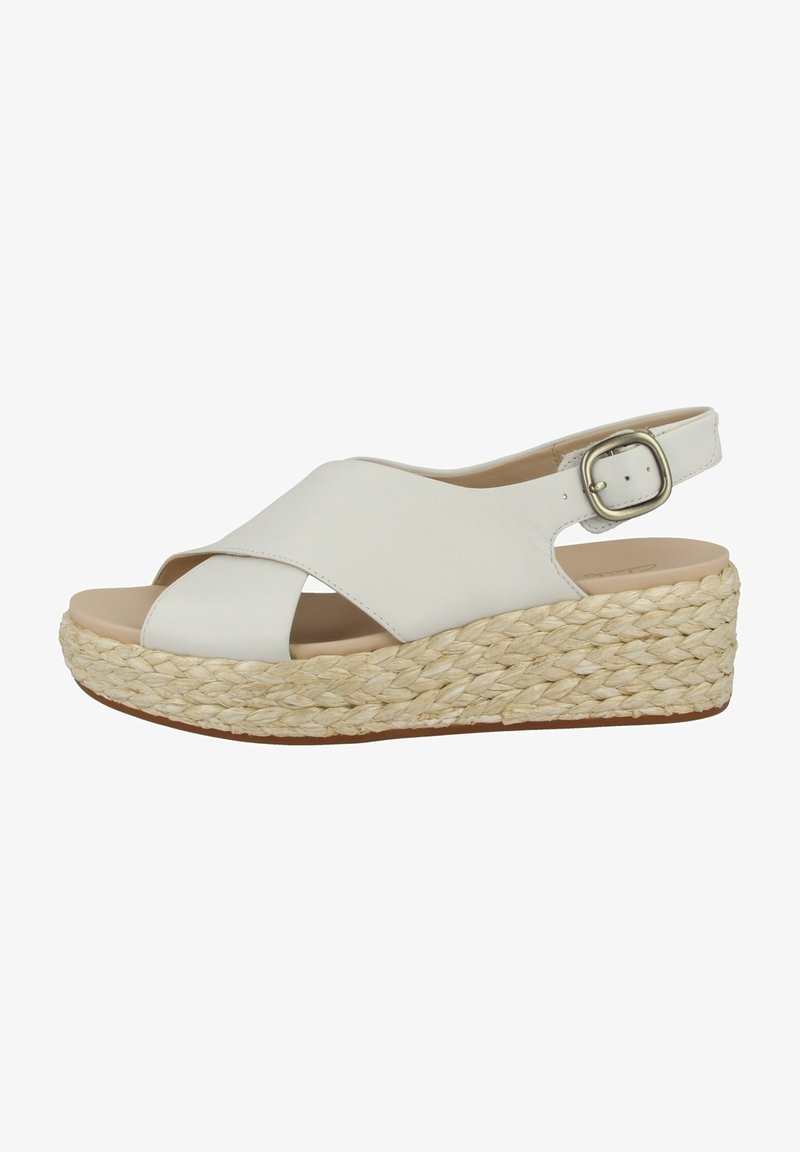 Sandale compensée en cuir blanc avec semelle plateforme en paille tressée, bout ouvert et bride de cheville ajustable avec boucle en métal.