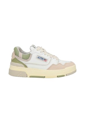 Sneaker basse bianche e beige con dettagli in tessuto verde, suola crema e logo del marchio Autry sul pannello laterale con una piccola bandiera americana.
