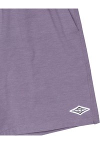 Pantaloni corti viola realizzati in tessuto morbido, dotati di tasche laterali e di una toppa con logo bianco all'orlo, con una texture sottile e un design leggero.