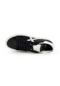 Sneaker in pelle nera con accenti bianchi, punta rotonda, lacci e superficie testurizzata. Presenta il logo del marchio e l'etichetta della taglia all'interno.