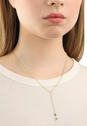 Gouden halsketting met een Y-vormig ontwerp, voorzien van twee edelstenen - een ronde en een druppelvormige - die aan een delicaat kettinkje hangen.