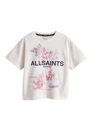 Biele tričko s krátkym rukávom s potlačou anjela a stromu v ružových odtieňoch a čiernym textom "ALLSAINTS LONDON" na prednej strane.