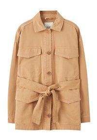 Veste marron clair boutonnée avec quatre poches à rabat et une ceinture en tissu nouée à la taille, manches longues et col.