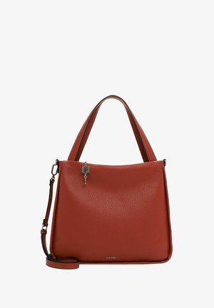 Borsa a mano in pelle rossa con una finitura testurizzata, dotata di manico superiore e tracolla regolabile. Include un accessorio portachiavi decorativo.