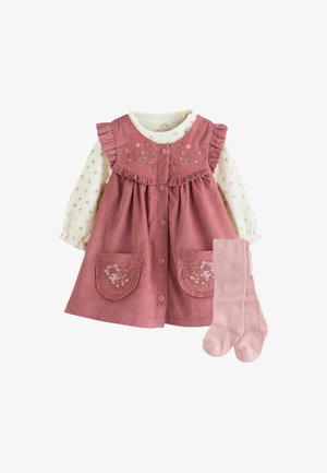 Abito da bambina in velluto a coste rosa con ricami floreali, camicia bianca a maniche lunghe con piccolo motivo floreale e collant rosa coordinati.