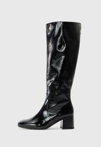 Botas pretas até ao joelho com acabamento brilhante em verniz, bico pontiagudo e salto bloco. Apresentam uma textura suave e um design ajustado ao corpo.