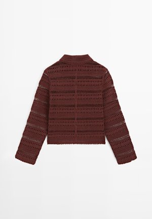 Brązowy sweter na długi rękaw wykonany na szydełku z poziomymi paskami ażurowymi i wysokim okrągłym dekoltem, widoczny od tyłu.