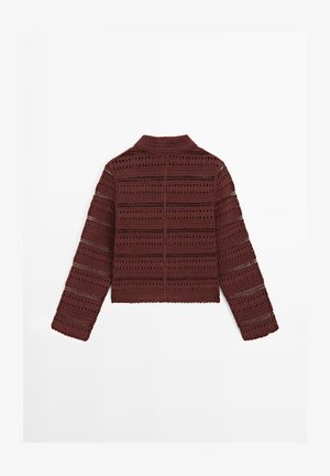 Brązowy sweter na długi rękaw wykonany na szydełku z poziomymi paskami ażurowymi i wysokim okrągłym dekoltem, widoczny od tyłu.