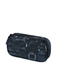 Astuccio nero con un motivo geometrico a circuito, chiusura con cerniera e accenti glossy neri, realizzato in tessuto resistente. Forma rettangolare compatta.