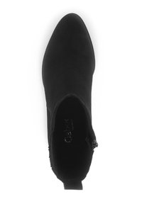 Stivale alla caviglia in suede nero con punta affusolata, cerniera laterale e texture liscia. Design minimalista senza motivi o accessori visibili.