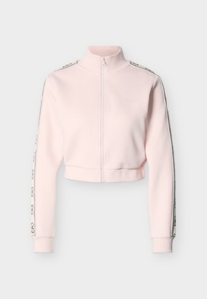 Ανοιχτό ροζ cropped αθλητικό μπουφάν με πλήρες φερμουάρ μπροστά, ψηλό γιακά, ριμπ μανσέτες και ριγέ μοτίβα κατά μήκος των μανικιών.