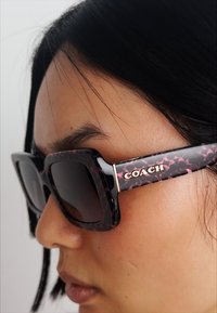 COACH Akiniai nuo saulės - ruby pearl signature