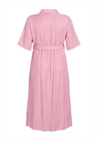 Vestido midi a rayas en rosa y blanco. Mangas cortas, cuello y cinturón anudado en la cintura. Tejido suave con delicadas líneas verticales.