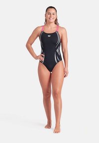 Svart baddräkt i ett stycke med rosa band, som har silverfärgade diagonala accenter och en stilren design. Mjuk textur, atletisk skärning.