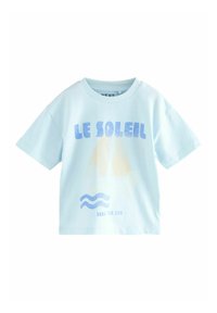 Camiseta de algodón azul claro con mangas cortas. Presenta el texto "LE SOLEIL" y "SEIZE THE DAY" junto con gráficos de un velero y olas.