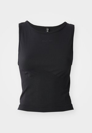 Camiseta sin mangas negra deportiva, fabricada con tejido suave, que presenta un escote redondeado y una silueta ajustada con un sutil detalle de logo.