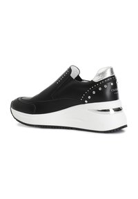 Černé slip-on tenisky se stříbrnými akcenty. Obsahují kamínky podél paty, polstrovaný límec a bílou silnou podrážku s texturovanými detaily.