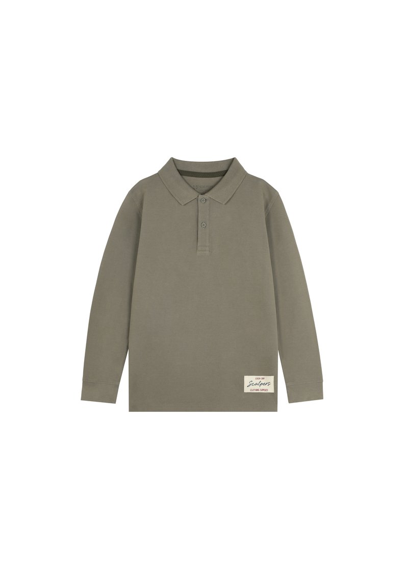 Polo shirt cu mânecă lungă de culoare verde măsliniu, cu guler, închidere cu trei nasturi și o etichetă rectangulară cu logo în colțul din dreapta jos.