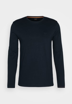 Langærmet navy T-shirt lavet af bomuld, med rund halsudskæring og et lille logo patch på brystet. Glat tekstur med en tætsiddende pasform.
