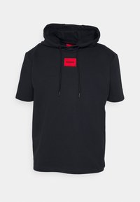 Schwarze, kurzärmlige Kapuzenjacke aus Baumwollmischung, mit einem roten quadratischen Logo-Patch mit "HUGO" und Kordelzug am Hals.