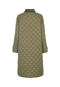Abrigo acolchado verde oliva con cuello, mangas largas y corte a la altura de la rodilla. Presenta un acolchado en diamante diagonal y detalles en las mangas.