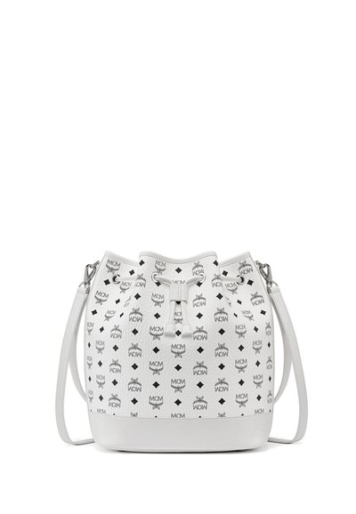 Sac seau blanc à finition texturée, orné de motifs logo noirs et doté d'une fermeture à cordon. Comprend une bandoulière ajustable.