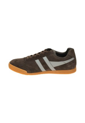 Zapatillas de ante marrón con rayas grises, cordones marrones y suela de goma texturizada, presentando un diseño de perfil bajo y un collar acolchado.
