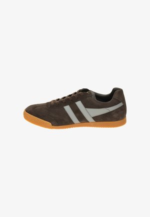 Zapatillas de ante marrón con rayas grises, cordones marrones y suela de goma texturizada, presentando un diseño de perfil bajo y un collar acolchado.