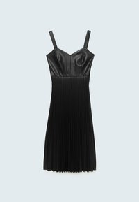 Robe noire sans manches avec corsage ajusté en simili cuir et jupe plissée, longueur midi, sur fond bleu pâle.