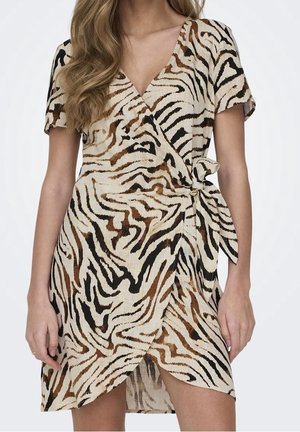 Wickelkleid aus gewebtem Stoff mit beiger Basis und schwarz-braunem Zebra-Muster. Kurze Ärmel und Bindegürtel in der Taille.