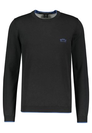 Czarny sweter z długim rękawem i okrągłym dekoltem, z niebieskimi obszyciami i małym niebieskim logo "BOSS HUGO BOSS" na lewej piersi.