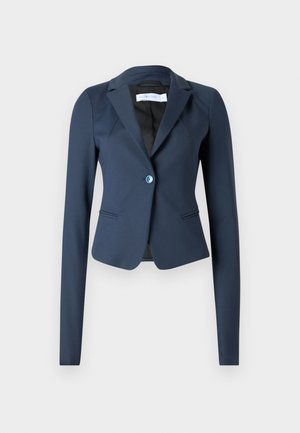 Tummansininen istuva bleiseri sileästä kankaasta, jossa on yksi etupainike ja muotoillut pitkät hihat. Sisältää hienovaraisen kauluksen ja sivutaskut.