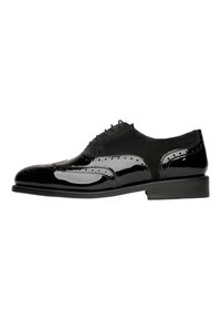 Schwarze Lackleder-Halbschuhe mit Brogue-Details, gerundeter Spitze und Schnürdesign. Mit einem Wildlederakzent und niedrigem Absatz.