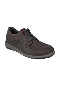 Sneaker in pelle grigia con design con lacci, suola in gomma, dettagli cuciti e una linguetta rossa contrastante vicino alla parte superiore. Texture morbida, forma casual.