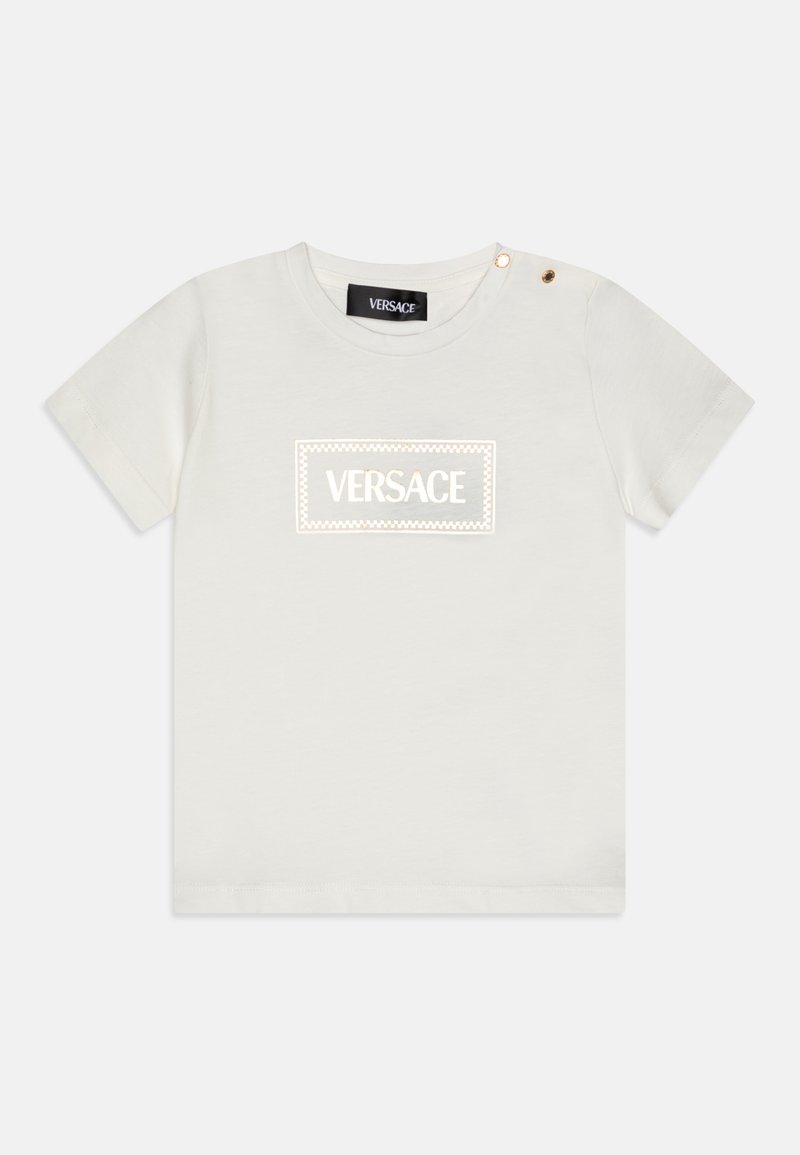 Vit bomull t-shirt med korta ärmar, rund hals, med en framträdande präglad "VERSACE"-logotyp inom en rektangulär ram. Guldig tryckknappdetalj.