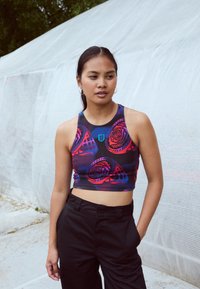 Svart cropped tank top med fargerike rose-mønstre; har en rund hals og atletisk passform, laget av et glatt, stretchy stoff.
