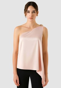 Top in raso rosa chiaro con scollo asimmetrico e design drappeggiato. Presenta un dettaglio dorato su una spalla. Tessuto morbido e vestibilità fluida.